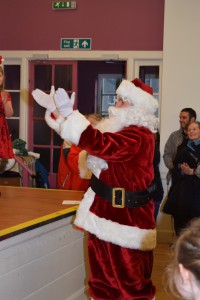 00015Alva Christmas Fayre '15 - Santa applauding choir  